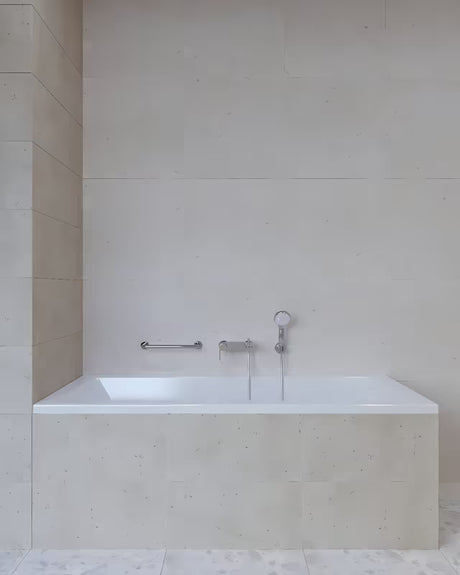 Sieninis nerūdijančio plieno rankena Multi Chrome vonios kambariui pro saugesniam judėjimui ir atramai.