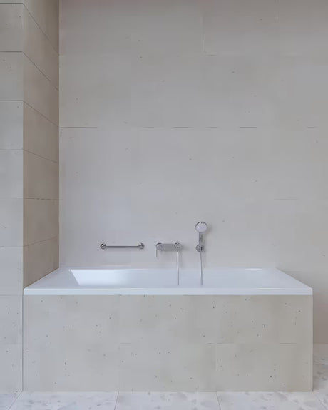 Sieninis nerūdijančio plieno rankena Multi Chrome vonios kambariui pro saugesniam judėjimui ir atramai.