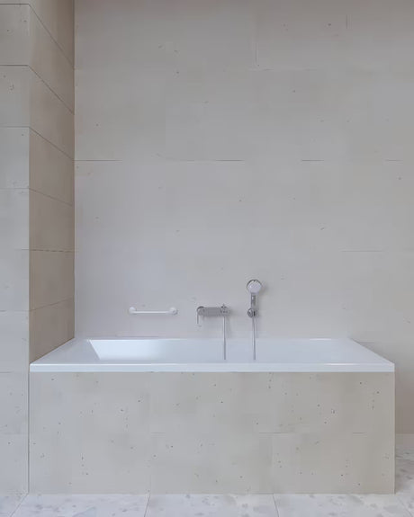 Baltos sieninės vonios kambario rankena pro saugesniam judėjimui ir lengvesniam atsistojimui nuo vonios arba nuo tualeto.