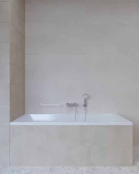 Baltos sieninės metalinės rankena SIKO Multi vonios kambariui pro saugesniam judėjimui ir lengvesniam atsistojimui.