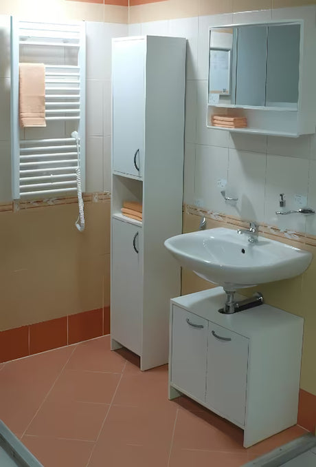 Aukšta balta vonios spintelė Multi Praxis iš matinio laminato, su viršutinėmis ir apatinėmis durelėmis