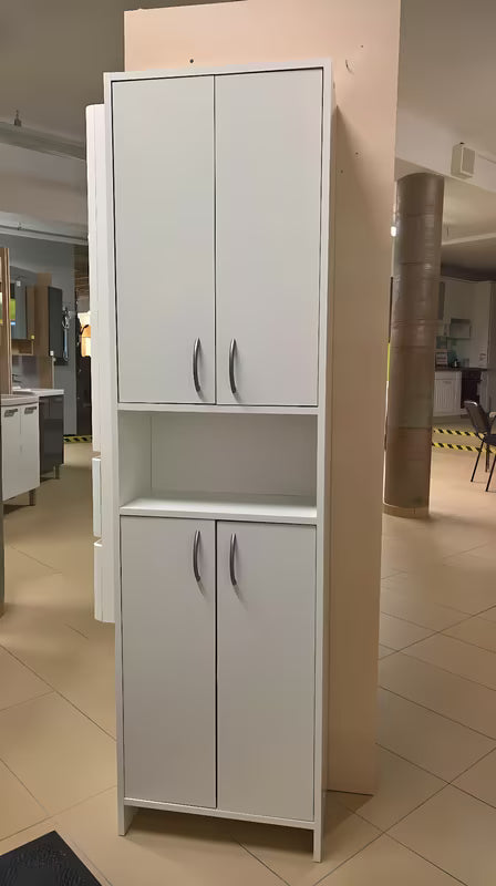 Aukšta vonios spintelė Multi Praxis iš balto laminato, su dviem lentynėlėmis.
