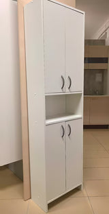 Aukšta vonios spintelė Multi Praxis iš balto laminato, su dviem lentynėlėmis.