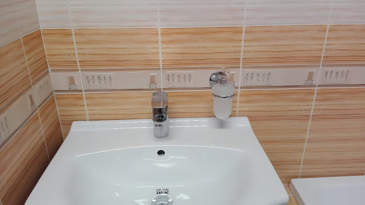 Elegantiškas skysto muilo dozatorius Multi Simple, chrome pro kasdieniam naudojimui vonios kambaryje.