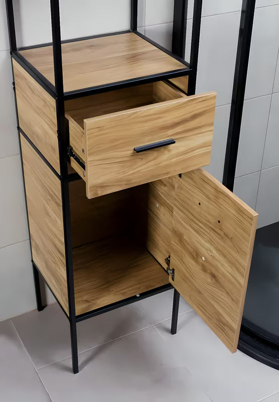 Stovintis lentyna Naturel Blackframe su juodu metaliniu rėmu ir klevo dekoro MDF plokšte.