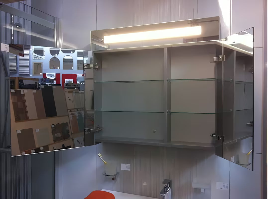 Pilkai sidabrinės spalvos veidrodinė spintelė Naturel 80x75 cm su dvejomis veidrodinėmis durelėmis ir LED apšvietimu.