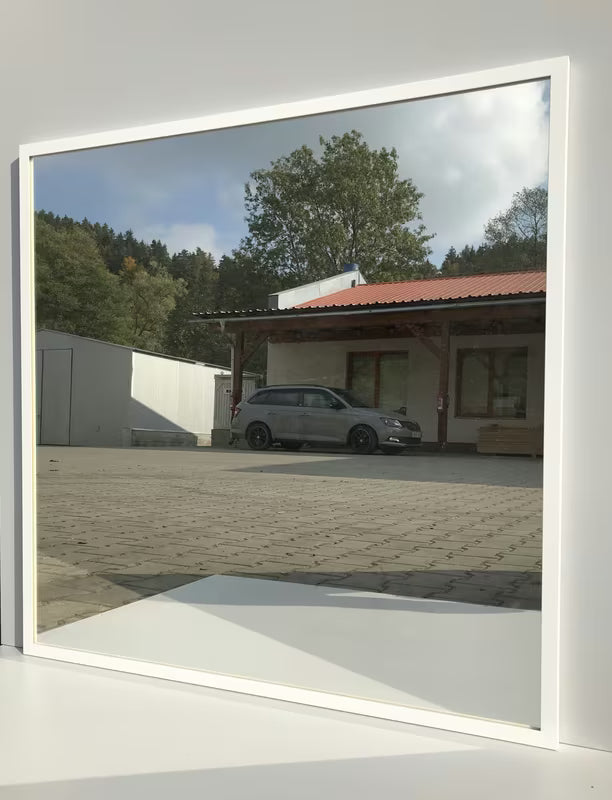 Vonios veidrodis su baltu aliuminio rėmu, tinkamas kabinti vertikaliai ir horizontaliai, 80 x 80 cm.