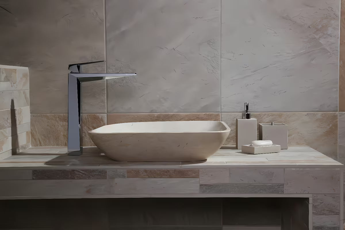 Laisvai pastatomas šepetėlių laikiklis Optima Supera, light-limestone atspalvio, iš polirezino.