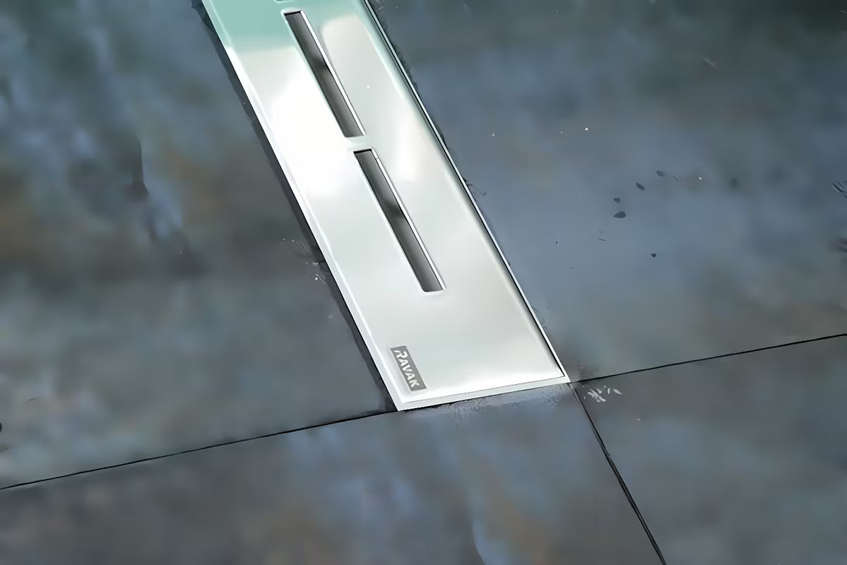 Nerūdijančio plieno dušo latakas Ravak Runway 105 cm, blizgaus paviršiaus, pro montuoti erdvėje.