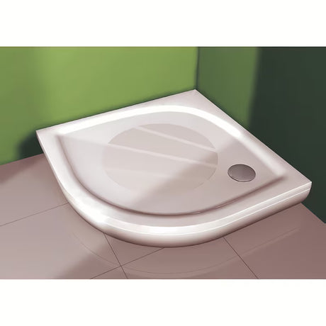 Baltas priekinis apdailos skydelis ketvirčio apskritimo dušo padėklui Ravak Elipso Pro Flat R550 su tvirtinimo laikikliais