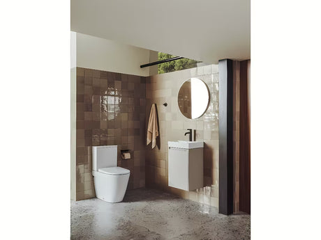 Baltas pastatomas WC pastatomas Roca Ona rimless  su vario nuotekų išvadu ir Roca Rimless® technologija.