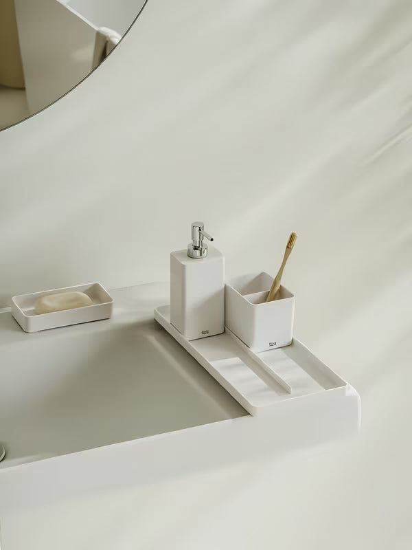 Matinės baltos spalvos laisvai pastatomas dubenėlis Roca Ona iš perdirbto ABS plastiko pro vonios kambario aksesuarams tvarkingai laikyti.