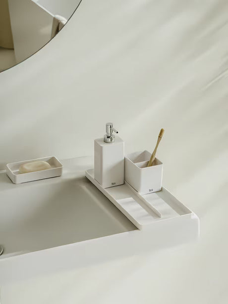 Matinės baltos spalvos laisvai pastatomas dubenėlis Roca Ona iš perdirbto ABS plastiko pro vonios kambario aksesuarams tvarkingai laikyti.