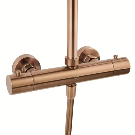 Dušo sistema SAT Aurum su termostatiniu maišytuvu rose gold brushed apdailos, su viršutiniu ir rankiniu dušu.