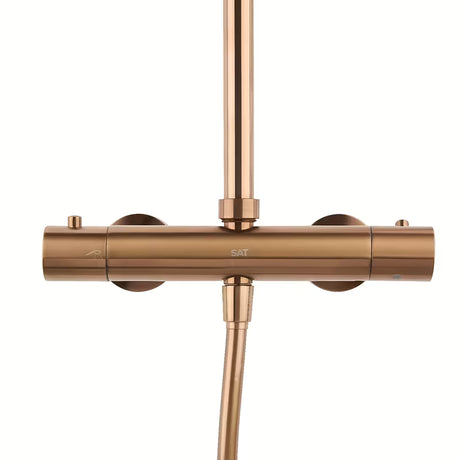 Dušo sistema SAT Aurum su termostatiniu maišytuvu rose gold brushed apdailos, su viršutiniu ir rankiniu dušu.