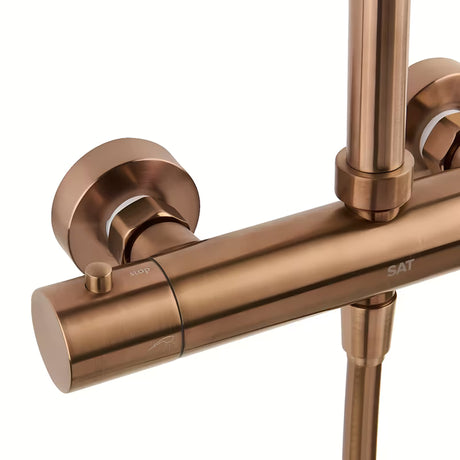 Dušo sistema SAT Aurum su termostatiniu maišytuvu rose gold brushed apdailos, su viršutiniu ir rankiniu dušu.