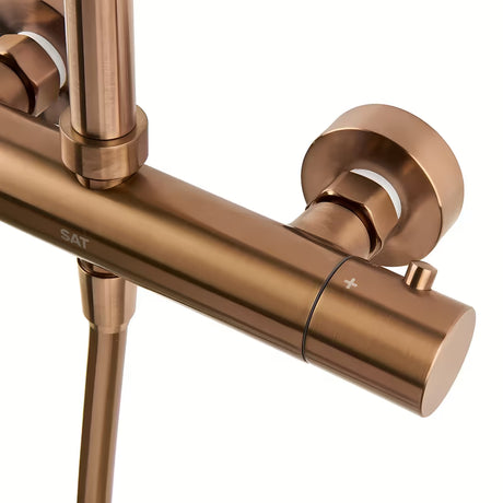 Dušo sistema SAT Aurum su termostatiniu maišytuvu rose gold brushed apdailos, su viršutiniu ir rankiniu dušu.