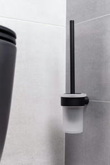 Sieninė WC šepetys SAT B-Way R matinės juodos spalvos, apvalaus minimalistinio dizaino.