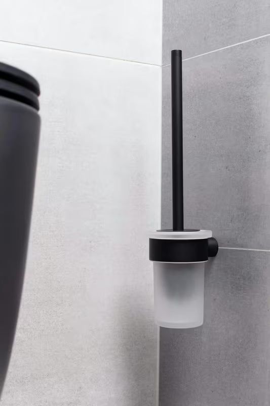 Sieninė WC šepetys SAT B-Way R matinės juodos spalvos, apvalaus minimalistinio dizaino.