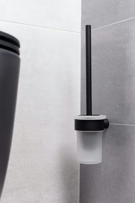 Sieninė WC šepetys SAT B-Way R matinės juodos spalvos, apvalaus minimalistinio dizaino.