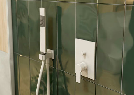 Išvadas potinkinis SAT B-Way su dušo komplektu baltos matinės spalvos su rankiniu dušeliu ir laikikliu.