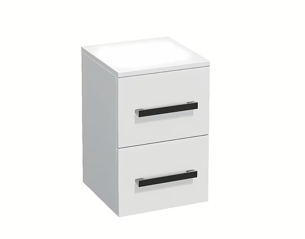 Žema vonios spintelė SAT Cube Way baltos blizgios spalvos su dviem stalčiais ir chromuotomis rankenėlėmis.