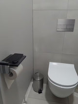 Juodas tualetinio popieriaus laikiklis SAT Cube Way su lentynėle iš grūdinto apsauginio stiklo.