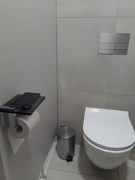 Juodas tualetinio popieriaus laikiklis SAT Cube Way su lentynėle iš grūdinto apsauginio stiklo.