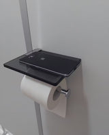 Juodas tualetinio popieriaus laikiklis SAT Cube Way su lentynėle iš grūdinto apsauginio stiklo.