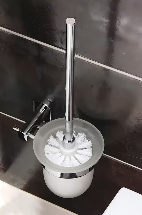 Sieninė WC šepetys SAT Cube Way chromo spalvos, suapvalinto dizaino, pro moderniam vonios kambariui.