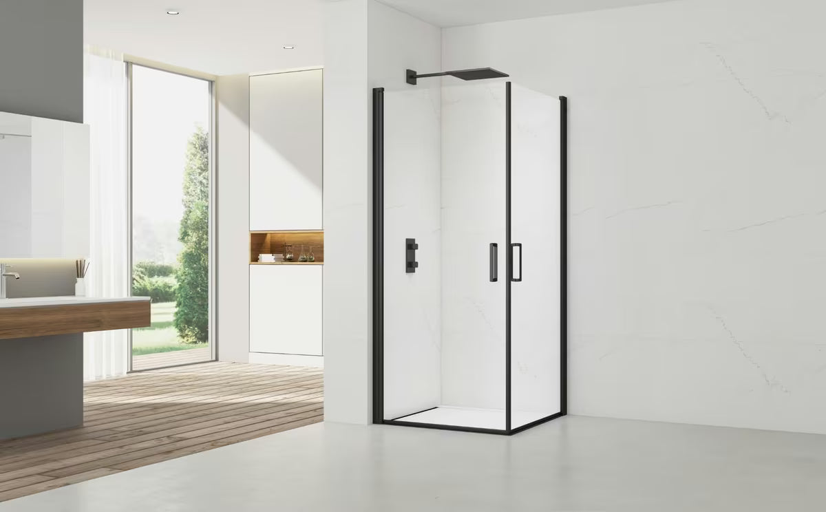 Šviesiai pilkas vonios kilimėlis SAT Infinitio su minkštu ilgu plauku ir neslystančiu apatiniu sluoksniu.