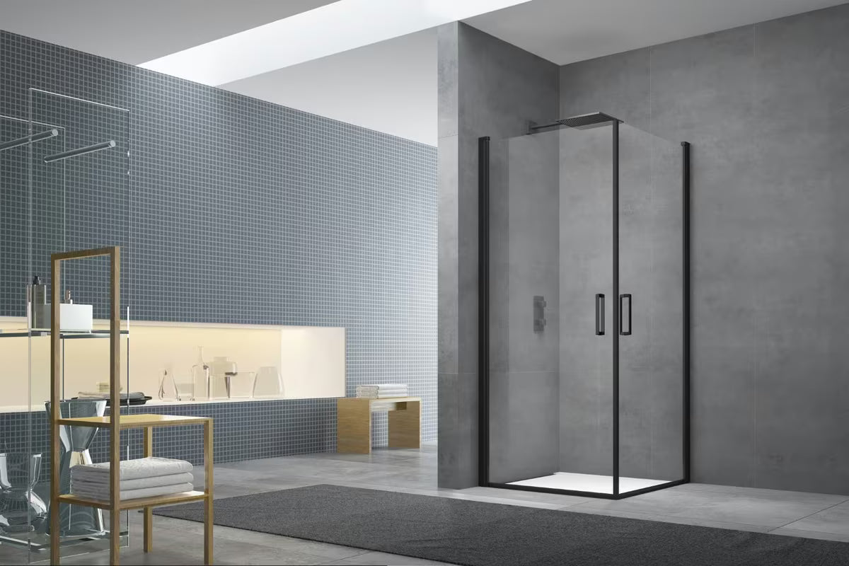 Šviesiai pilkas vonios kilimėlis SAT Infinitio su minkštu ilgu plauku ir neslystančiu apatiniu sluoksniu.