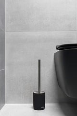 Laisvai pastatomas WC šepetys SAT Infinitio iš gumuotos keramikos, juodos spalvos, matinės apdailos.