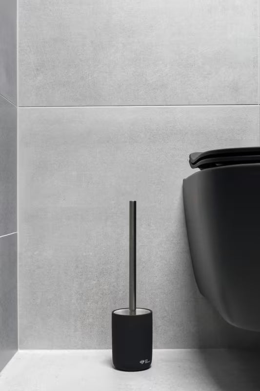 Laisvai pastatomas WC šepetys SAT Infinitio iš gumuotos keramikos, juodos spalvos, matinės apdailos.