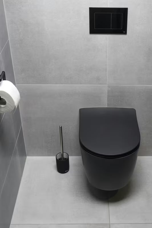 Laisvai pastatomas WC šepetys SAT Infinitio iš gumuotos keramikos, juodos spalvos, matinės apdailos.