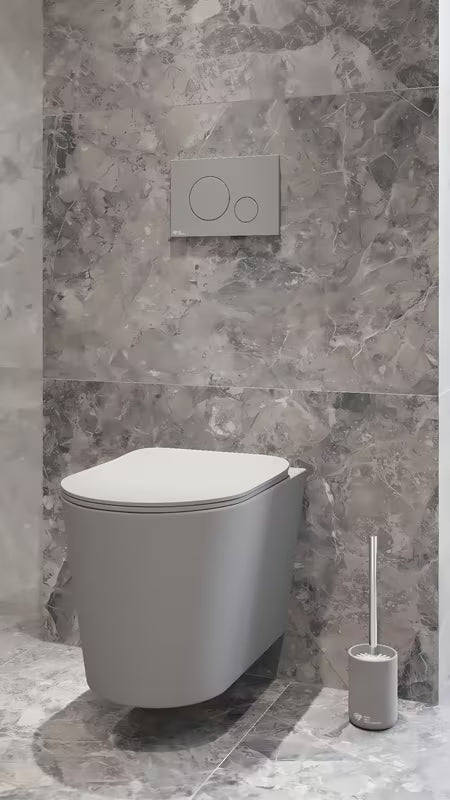 Laisvai pastatomas WC šepetys SAT Infinitio matinės pilkos spalvos, iš gumuotos keramikos.