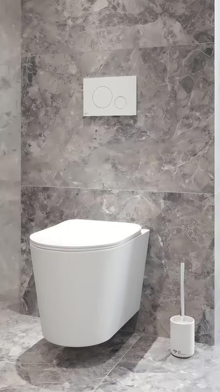 Pakabinamas KLOZETAS SAT Infinitio matinės baltos spalvos, su paslėptu tvirtinimu ir sėdyne softclose.