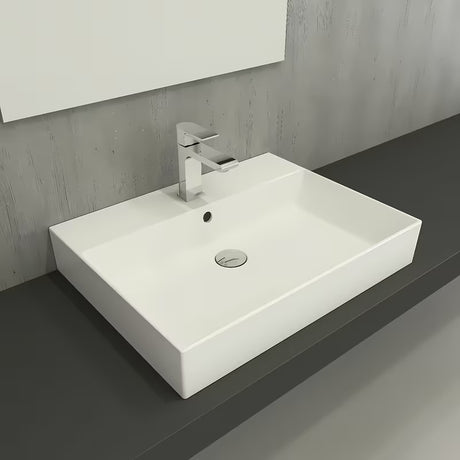 Baltas keraminis pakabinamas praustuvas SAT Infinitio 60,5x46,5 cm su persipylimo anga ir anga pro maišytuvui centre.