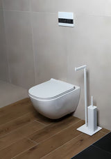 Laisvai pastatomas WC šepetys SAT iš metalo, matinės baltos spalvos, kvadratinio dizaino