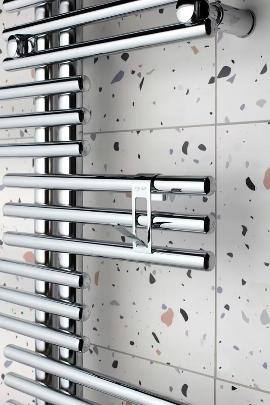 Chromuotas metalinis kabliukas SAT Chrome pro, kabinamas ant vonios kambario rankšluosčių džiovintuvas, su apsaugine 3M juosta