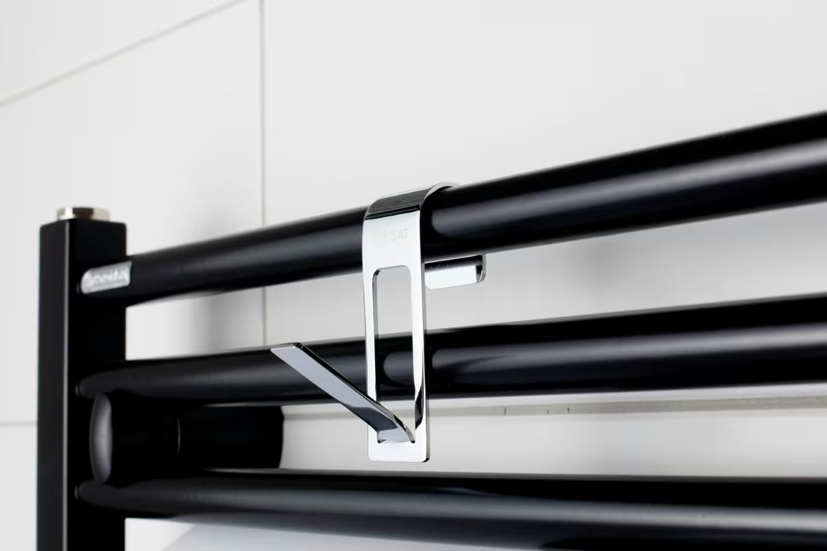 Chromuotas metalinis kabliukas SAT Chrome pro, kabinamas ant vonios kambario rankšluosčių džiovintuvas, su apsaugine 3M juosta.
