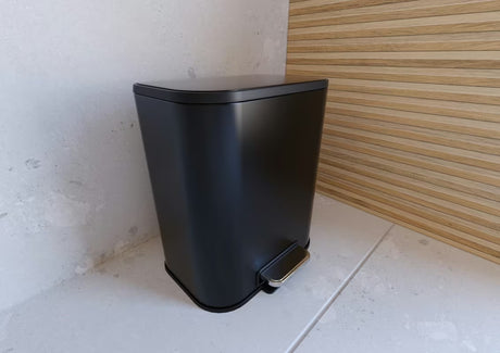 Laisvai pastatomas šiukšliųdėžė  SAT iš juodo matinio metalo, su išimamu įdėklu ir softclose uždarymu.