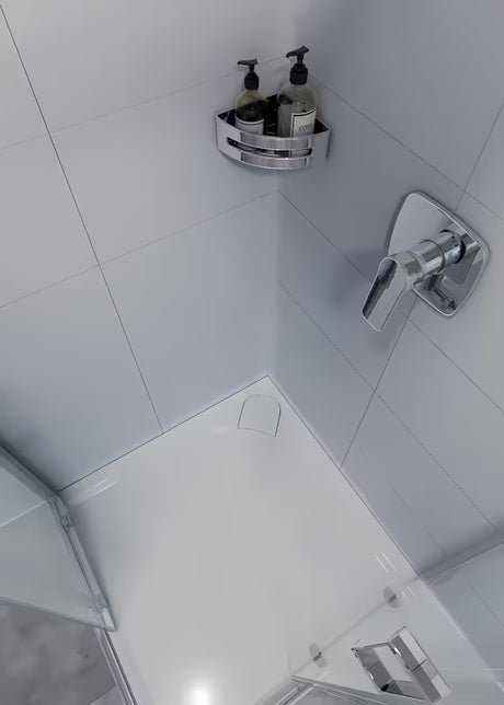 Kampinė dušo lentynėlė SAT Chrome chromo spalvos su baltu plastikiniu įdėklu iš nerūdijančiojo plieno