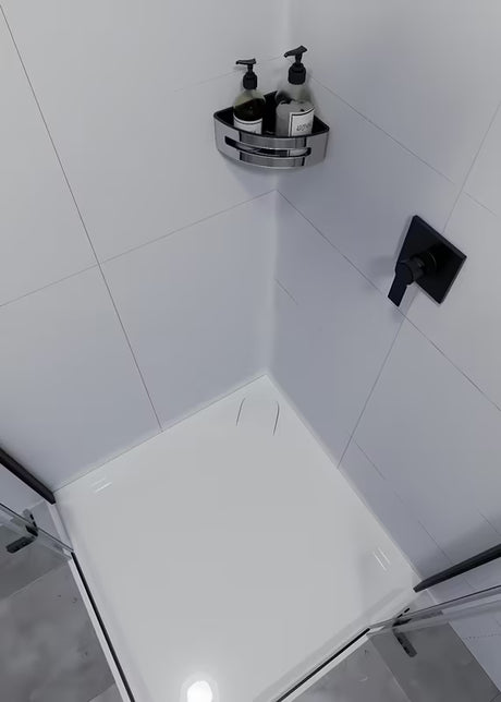 Kampinė dušo lentynėlė SAT Chrome iš nerūdijančiojo plieno, chromo spalvos, su juodu plastikiniu įdėklu.
