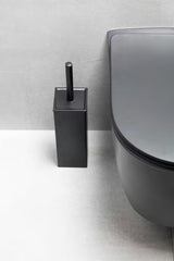 Laisvai pastatomas juoda WC šepetys SAT minimalistinio dizaino su silikoniniu šepečiu
