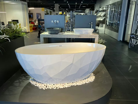 Laisvai pastatoma vonia SAT iš lieto marmuro, galima kairinė arba dešininė orientacija.