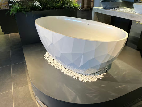 Laisvai pastatoma vonia SAT iš lieto marmuro, galima kairinė arba dešininė orientacija.