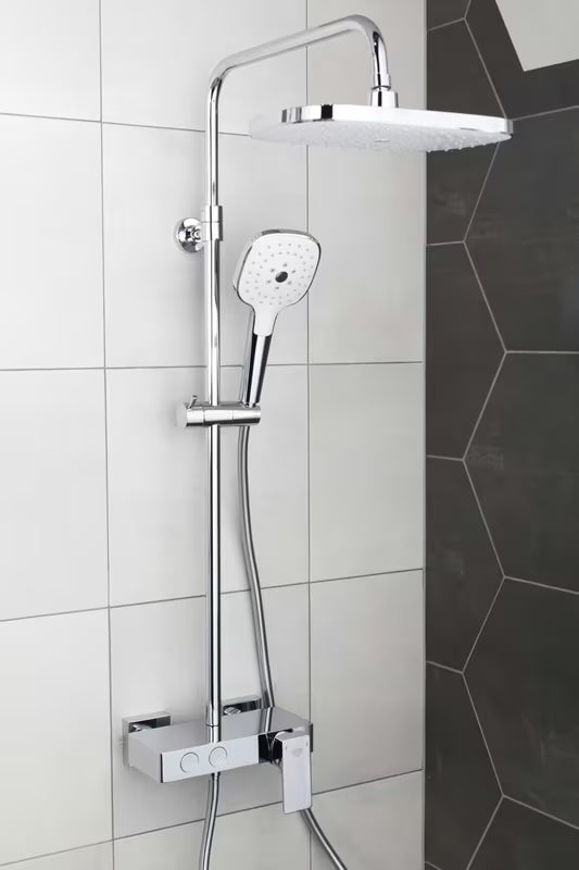 Dušo sistema SAT Chrome su svirtiniu maišytuvu, lentynėle, viršutiniu ir rankiniu dušu, baltos/chromo spalvos.