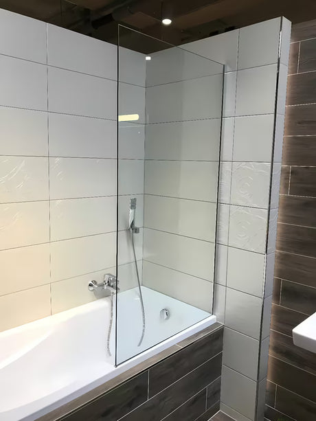Stacionari vonios sienelė SAT Chrome 150x80 cm su chromuotu profiliu ir EasyClean danga padengtu stiklu.