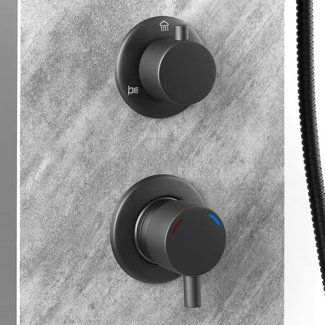 Hidromasažinė dušo panelis SAT Stoneshower juodos spalvos, su akmens dekoru, viršutiniu ir rankiniu dušu.